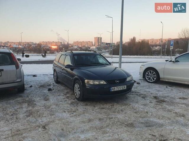 Синий Опель Вектра, объемом двигателя 1.8 л и пробегом 335 тыс. км за 2000 $, фото 1 на Automoto.ua