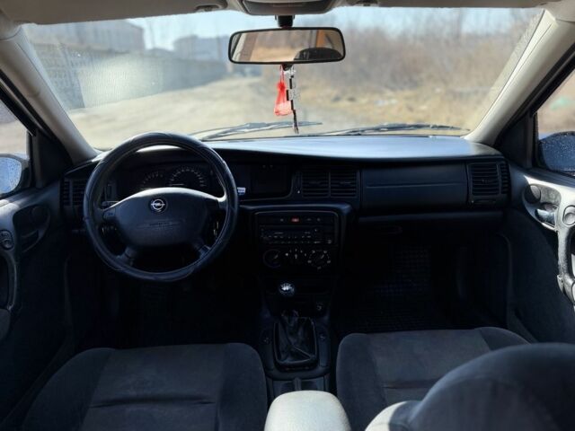 Синий Опель Вектра, объемом двигателя 1.6 л и пробегом 228 тыс. км за 2600 $, фото 5 на Automoto.ua