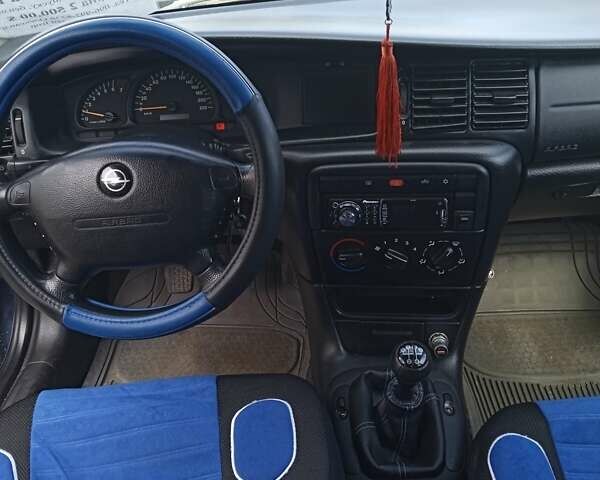 Синий Опель Вектра, объемом двигателя 1.6 л и пробегом 350 тыс. км за 2500 $, фото 1 на Automoto.ua