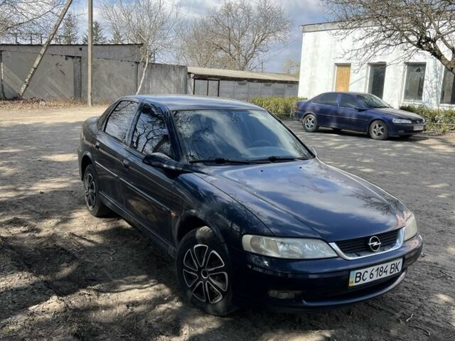 Синий Опель Вектра, объемом двигателя 1.8 л и пробегом 300 тыс. км за 1700 $, фото 2 на Automoto.ua