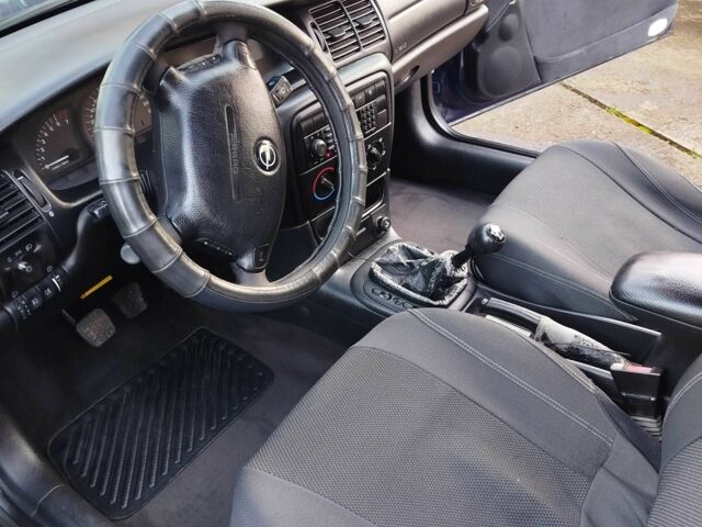 Синий Опель Вектра, объемом двигателя 1.8 л и пробегом 226 тыс. км за 2650 $, фото 2 на Automoto.ua