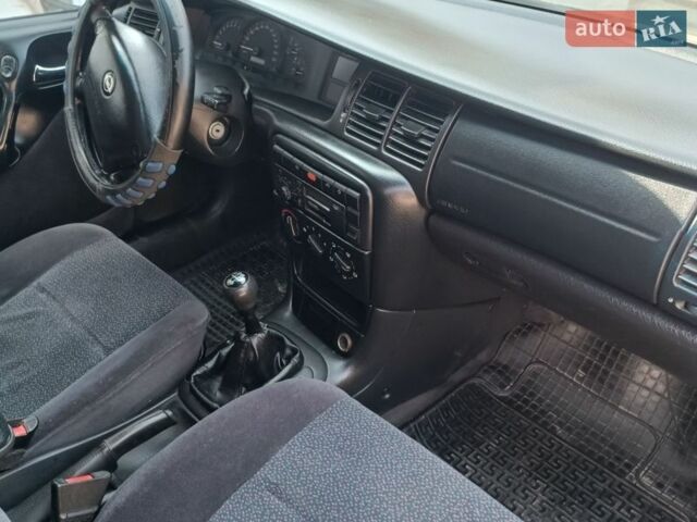 Синий Опель Вектра, объемом двигателя 1.6 л и пробегом 298 тыс. км за 1950 $, фото 2 на Automoto.ua