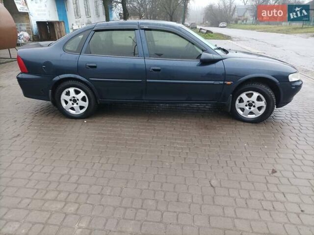 Синий Опель Вектра, объемом двигателя 1.8 л и пробегом 388 тыс. км за 2000 $, фото 1 на Automoto.ua
