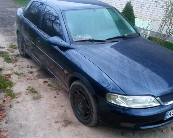 Синий Опель Вектра, объемом двигателя 1.8 л и пробегом 350 тыс. км за 2450 $, фото 1 на Automoto.ua