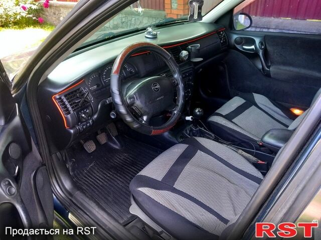 Синий Опель Вектра, объемом двигателя 1.8 л и пробегом 320 тыс. км за 1800 $, фото 4 на Automoto.ua