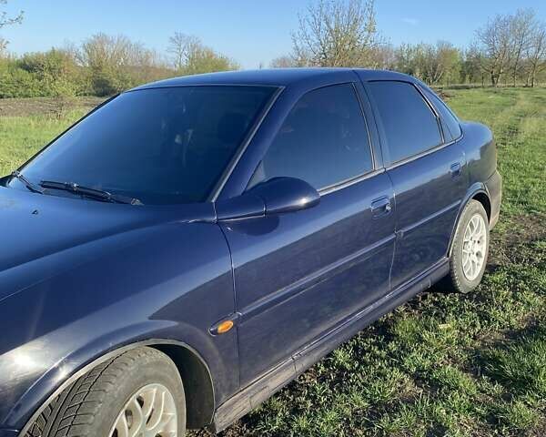 Синій Опель Вектра, об'ємом двигуна 1.8 л та пробігом 317 тис. км за 3200 $, фото 4 на Automoto.ua