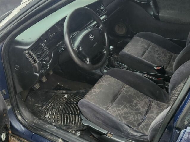 Синий Опель Вектра, объемом двигателя 2 л и пробегом 1000 тыс. км за 900 $, фото 4 на Automoto.ua