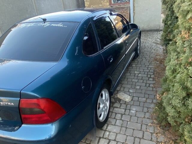 Синий Опель Вектра, объемом двигателя 1.6 л и пробегом 325 тыс. км за 2900 $, фото 4 на Automoto.ua