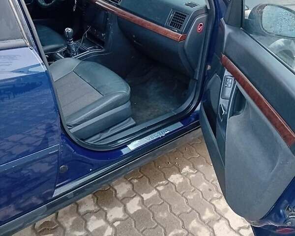 Синий Опель Вектра, объемом двигателя 2.2 л и пробегом 315 тыс. км за 2400 $, фото 4 на Automoto.ua