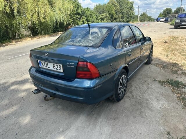 Синий Опель Вектра, объемом двигателя 2 л и пробегом 180 тыс. км за 1250 $, фото 2 на Automoto.ua