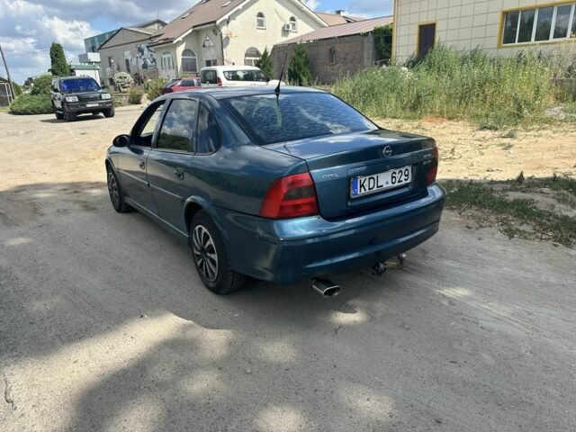 Синий Опель Вектра, объемом двигателя 2 л и пробегом 180 тыс. км за 1250 $, фото 3 на Automoto.ua