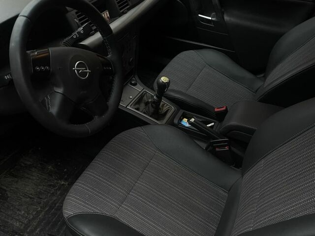 Синий Опель Вектра, объемом двигателя 1.8 л и пробегом 333 тыс. км за 3300 $, фото 5 на Automoto.ua