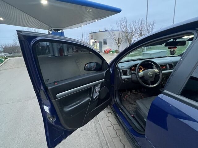 Синий Опель Вектра, объемом двигателя 2 л и пробегом 302 тыс. км за 3790 $, фото 12 на Automoto.ua