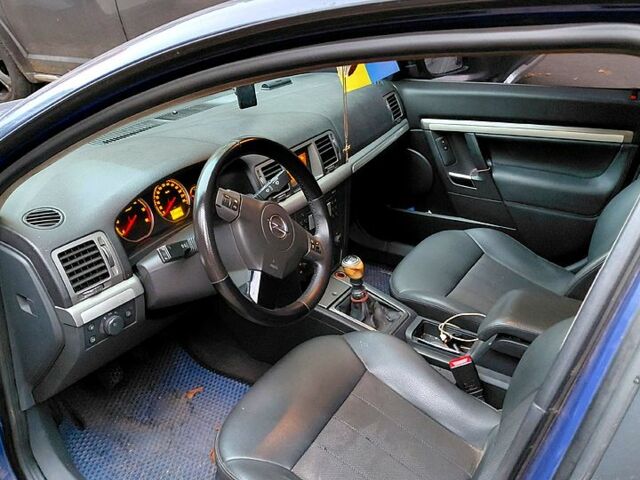 Синий Опель Вектра, объемом двигателя 1.9 л и пробегом 330 тыс. км за 5500 $, фото 4 на Automoto.ua