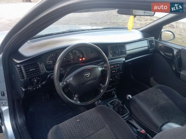 Синий Опель Вектра, объемом двигателя 1.8 л и пробегом 329 тыс. км за 1650 $, фото 7 на Automoto.ua