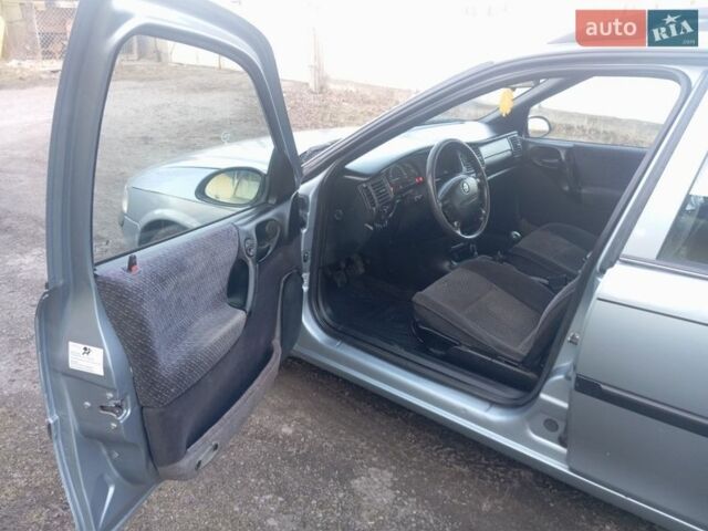 Синий Опель Вектра, объемом двигателя 1.79 л и пробегом 329 тыс. км за 1750 $, фото 8 на Automoto.ua