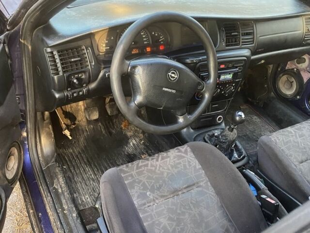 Синий Опель Вектра, объемом двигателя 1.8 л и пробегом 300 тыс. км за 1100 $, фото 6 на Automoto.ua