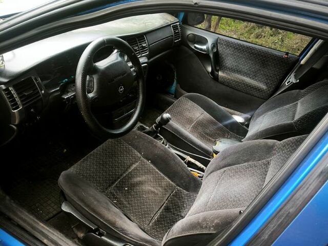 Синий Опель Вектра, объемом двигателя 1.8 л и пробегом 230 тыс. км за 1350 $, фото 5 на Automoto.ua