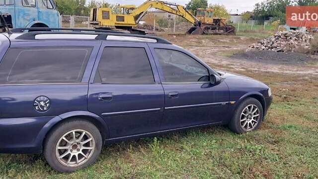 Синий Опель Вектра, объемом двигателя 2 л и пробегом 320 тыс. км за 2500 $, фото 1 на Automoto.ua