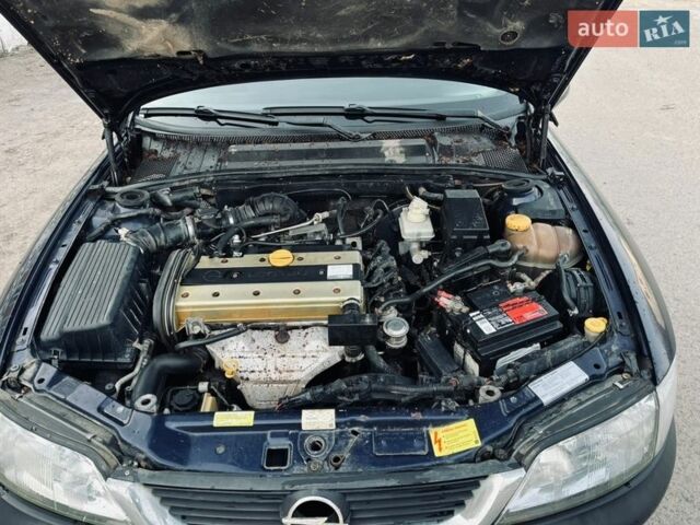 Синий Опель Вектра, объемом двигателя 1.8 л и пробегом 400 тыс. км за 1500 $, фото 4 на Automoto.ua
