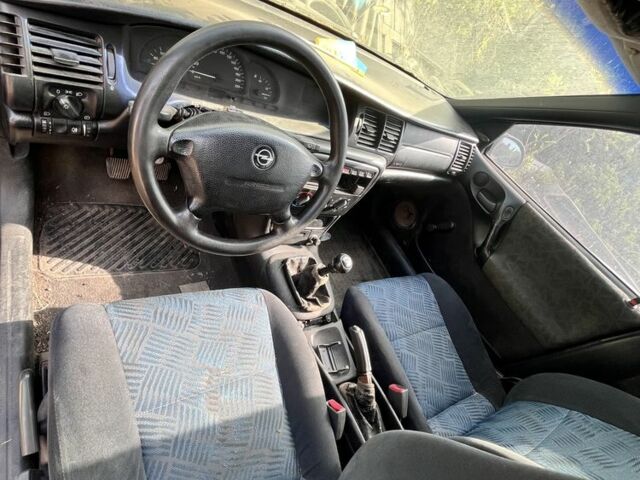 Синий Опель Вектра, объемом двигателя 1.6 л и пробегом 100 тыс. км за 500 $, фото 5 на Automoto.ua