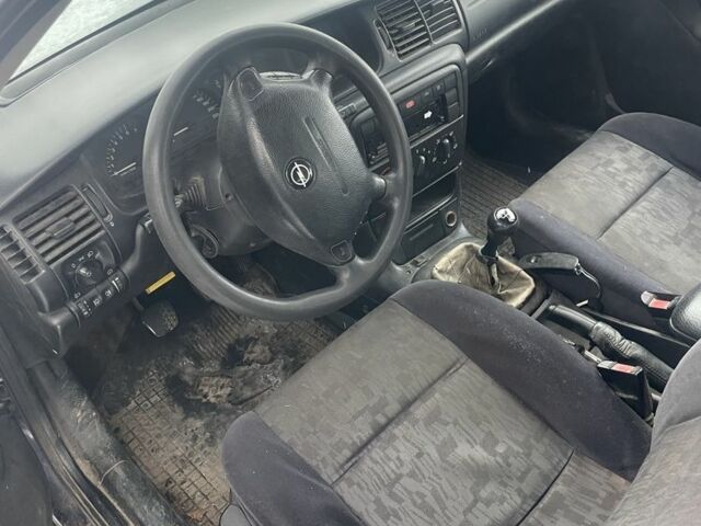 Синий Опель Вектра, объемом двигателя 1.6 л и пробегом 360 тыс. км за 1100 $, фото 3 на Automoto.ua