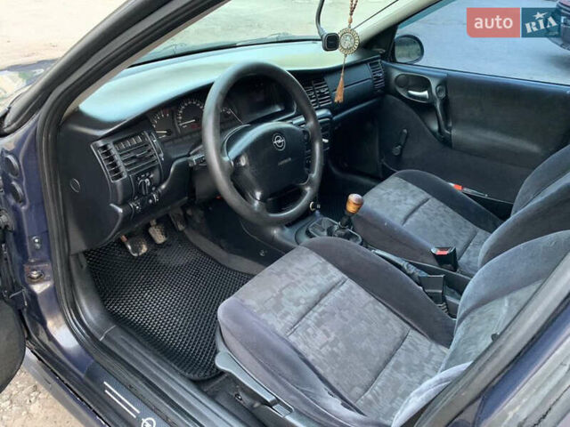 Синий Опель Вектра, объемом двигателя 2 л и пробегом 437 тыс. км за 2100 $, фото 1 на Automoto.ua