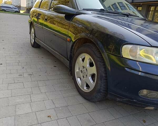 Синий Опель Вектра, объемом двигателя 1.8 л и пробегом 312 тыс. км за 2550 $, фото 1 на Automoto.ua