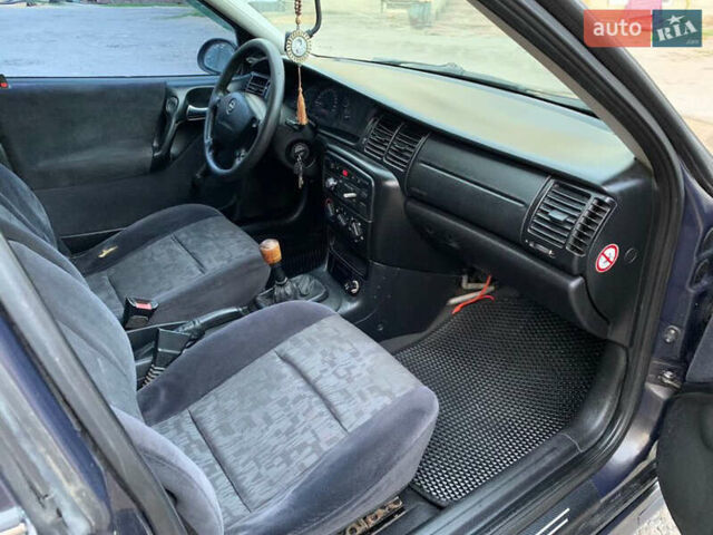 Синий Опель Вектра, объемом двигателя 2 л и пробегом 437 тыс. км за 2100 $, фото 8 на Automoto.ua