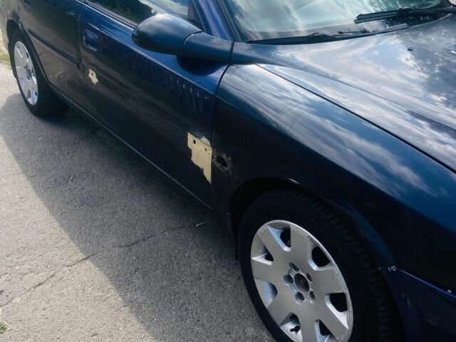 Синій Опель Вектра, об'ємом двигуна 2 л та пробігом 300 тис. км за 1800 $, фото 1 на Automoto.ua