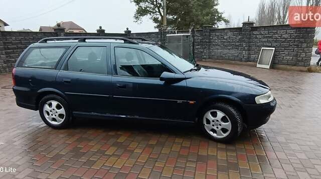 Синий Опель Вектра, объемом двигателя 1.6 л и пробегом 150 тыс. км за 1600 $, фото 2 на Automoto.ua