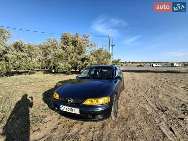Синий Опель Вектра, объемом двигателя 2 л и пробегом 332 тыс. км за 2500 $, фото 2 на Automoto.ua