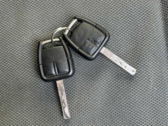 Синій Опель Вектра, об'ємом двигуна 1.9 л та пробігом 250 тис. км за 2600 $, фото 7 на Automoto.ua