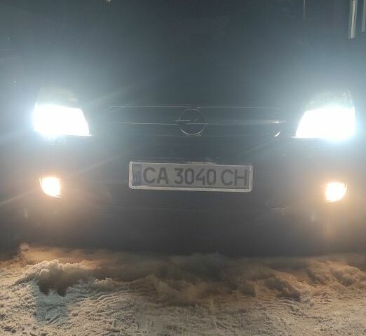 Синий Опель Вектра, объемом двигателя 2.2 л и пробегом 470 тыс. км за 4200 $, фото 4 на Automoto.ua