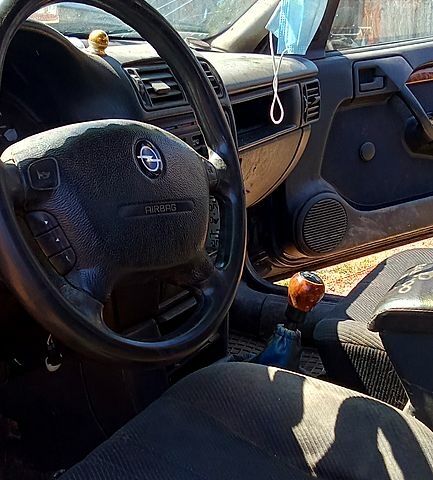 Синий Опель Вектра, объемом двигателя 2 л и пробегом 386 тыс. км за 500 $, фото 2 на Automoto.ua
