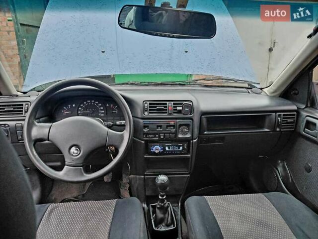 Синій Опель Вектра, об'ємом двигуна 1.8 л та пробігом 374 тис. км за 1500 $, фото 5 на Automoto.ua