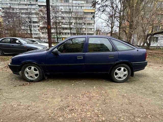 Синій Опель Вектра, об'ємом двигуна 1.8 л та пробігом 350 тис. км за 1300 $, фото 5 на Automoto.ua