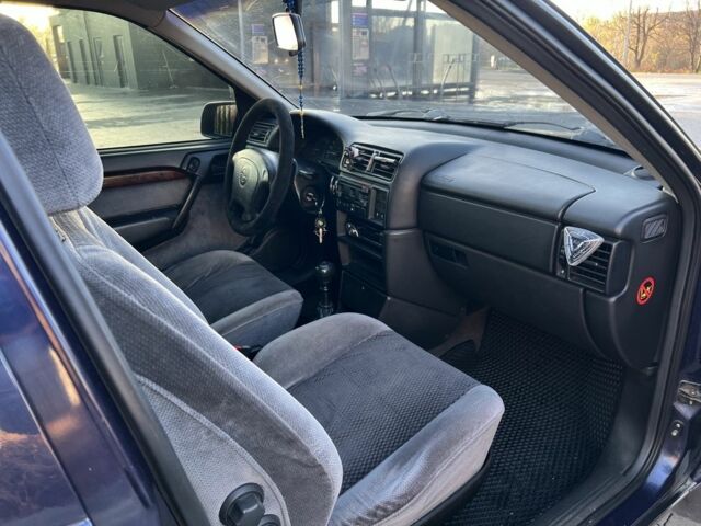 Синий Опель Вектра, объемом двигателя 1.8 л и пробегом 3 тыс. км за 3000 $, фото 9 на Automoto.ua