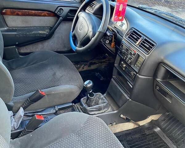 Синий Опель Вектра, объемом двигателя 2 л и пробегом 420 тыс. км за 2150 $, фото 5 на Automoto.ua