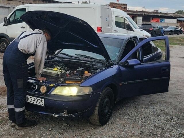 Синій Опель Вектра, об'ємом двигуна 2 л та пробігом 300 тис. км за 980 $, фото 1 на Automoto.ua