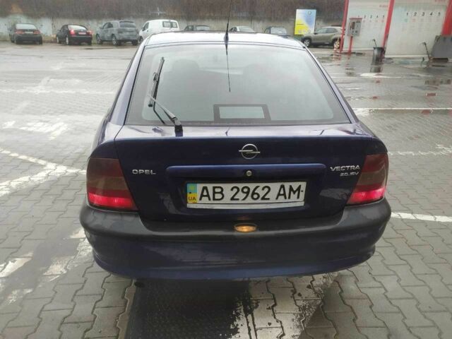 Синій Опель Вектра, об'ємом двигуна 2 л та пробігом 338 тис. км за 2100 $, фото 4 на Automoto.ua
