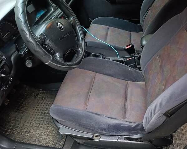 Синий Опель Вектра, объемом двигателя 1.79 л и пробегом 274 тыс. км за 1600 $, фото 13 на Automoto.ua