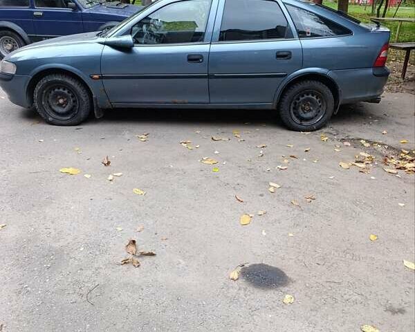 Синий Опель Вектра, объемом двигателя 1.79 л и пробегом 274 тыс. км за 1600 $, фото 3 на Automoto.ua