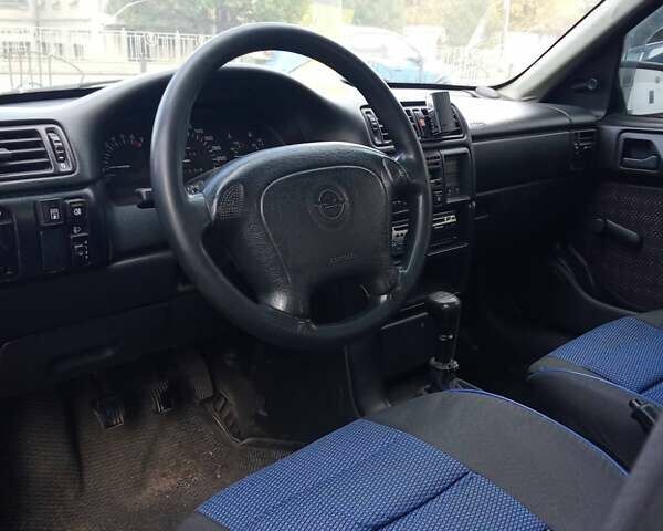 Зеленый Опель Вектра, объемом двигателя 2 л и пробегом 400 тыс. км за 1700 $, фото 2 на Automoto.ua