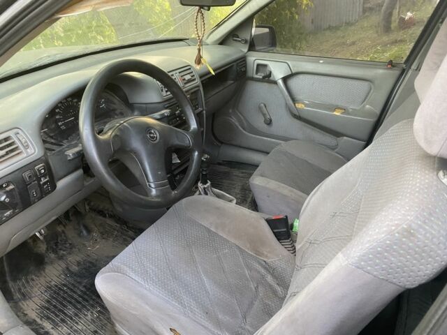 Зеленый Опель Вектра, объемом двигателя 1.6 л и пробегом 395 тыс. км за 950 $, фото 3 на Automoto.ua