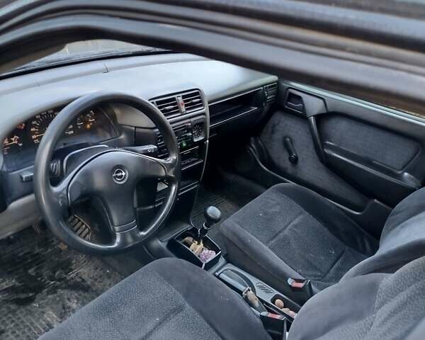 Зеленый Опель Вектра, объемом двигателя 1.7 л и пробегом 250 тыс. км за 1390 $, фото 9 на Automoto.ua