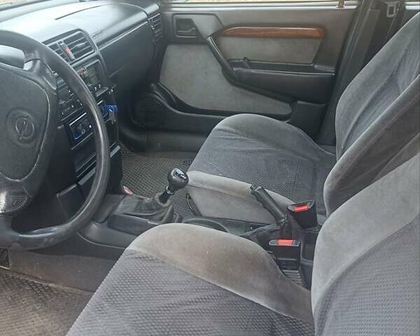 Зеленый Опель Вектра, объемом двигателя 2 л и пробегом 400 тыс. км за 1900 $, фото 6 на Automoto.ua