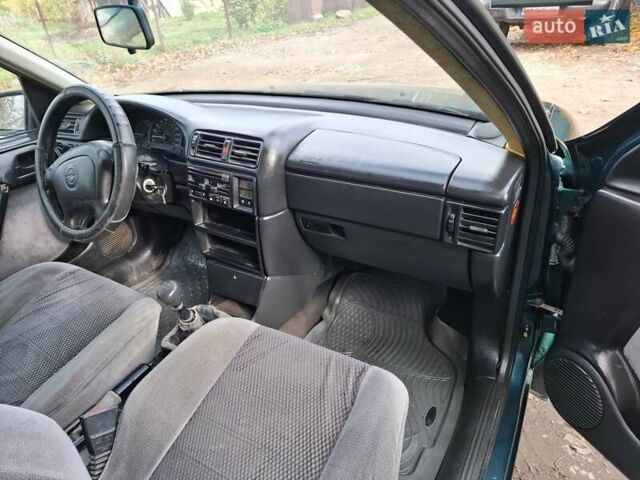 Зелений Опель Вектра, об'ємом двигуна 2 л та пробігом 200 тис. км за 1600 $, фото 5 на Automoto.ua