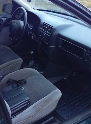 Зеленый Опель Вектра, объемом двигателя 2 л и пробегом 350 тыс. км за 1450 $, фото 6 на Automoto.ua