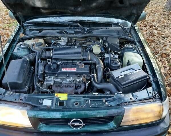 Зеленый Опель Вектра, объемом двигателя 1.7 л и пробегом 250 тыс. км за 1390 $, фото 10 на Automoto.ua